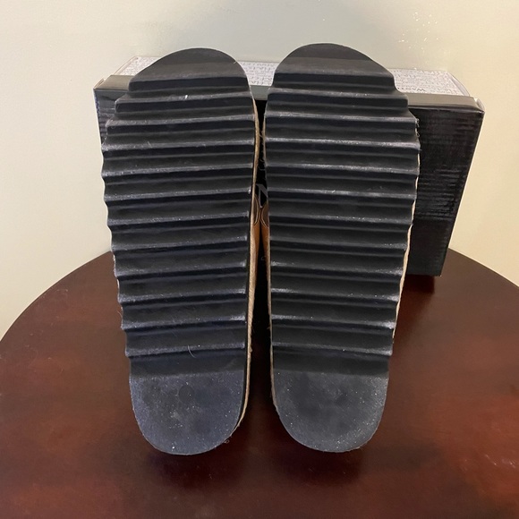 Sandals - Picture 3 of 4